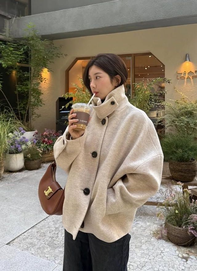 쇼트 코트를 하이넥 스타일로 소화한 권은비. 인스타그램 @silver_rain.__