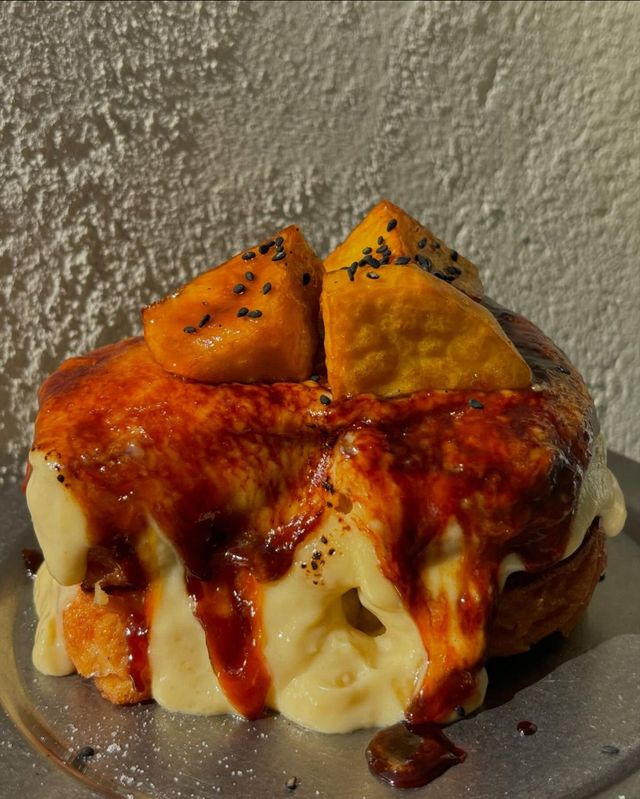 비캔드 고구마 브륄레 프렌치 토스트. 인스타그램 @beekend.seoul