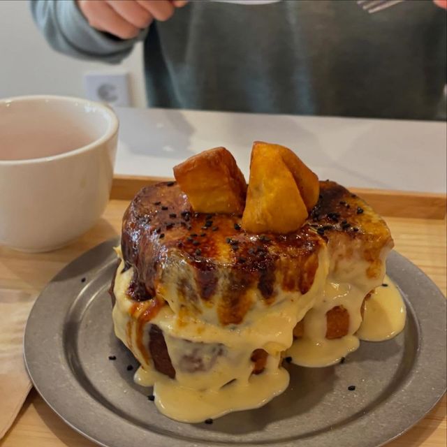 비캔드 고구마 브륄레 프렌치 토스트. 인스타그램 @beekend.seoul