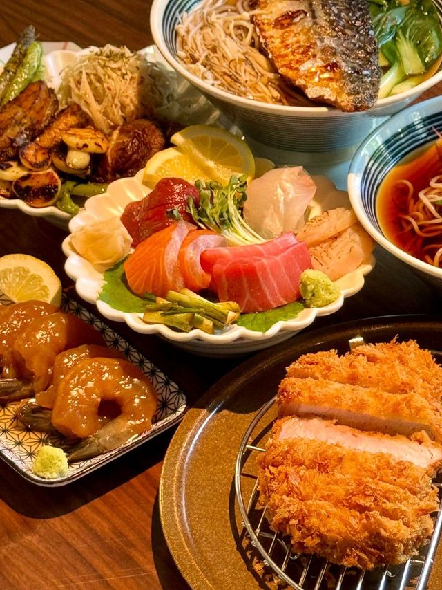 고등어구이 온 소바부터 돈까스, 사시미까지 맛볼 수 있는 종로 희희. 인스타그램 @heehee_official