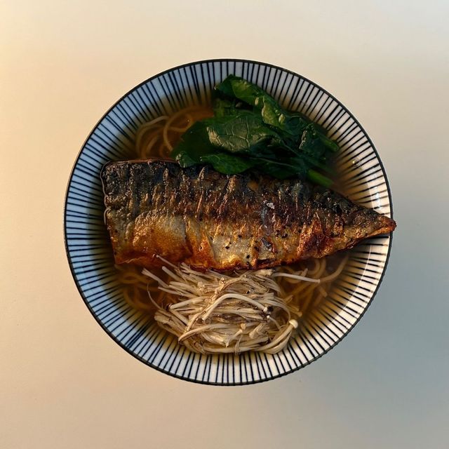 고등어구이 온 소바부터 돈까스, 사시미까지 맛볼 수 있는 종로 희희. 인스타그램 @heehee_official