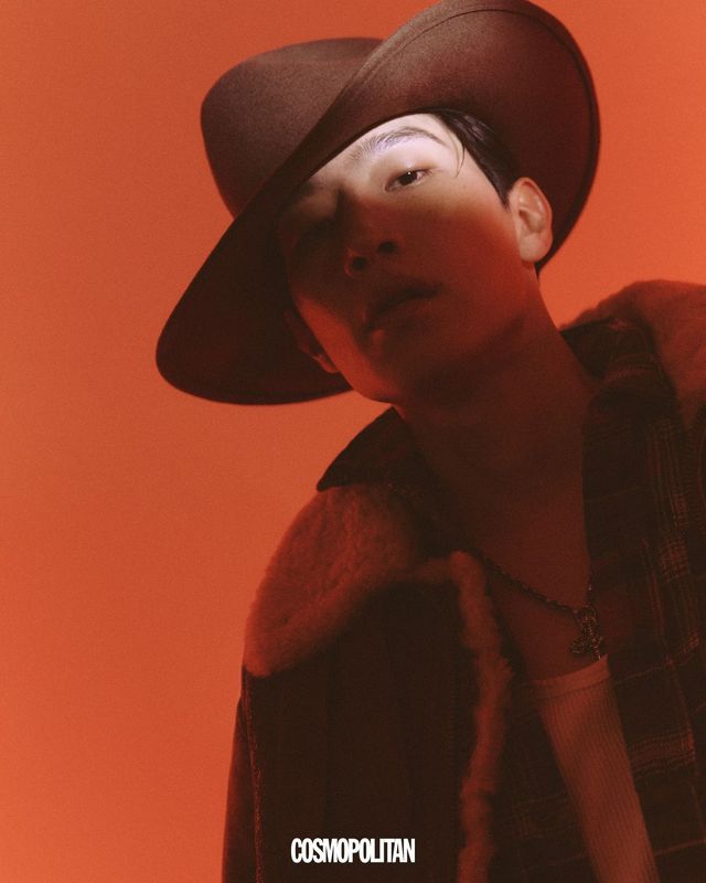 레더 재킷, 셔츠 모두 Polo Ralph Lauren. 목걸이 Chrome Hearts. 이너 슬리브리스 톱, 웨스턴 모자 스타일리스트 소장품.