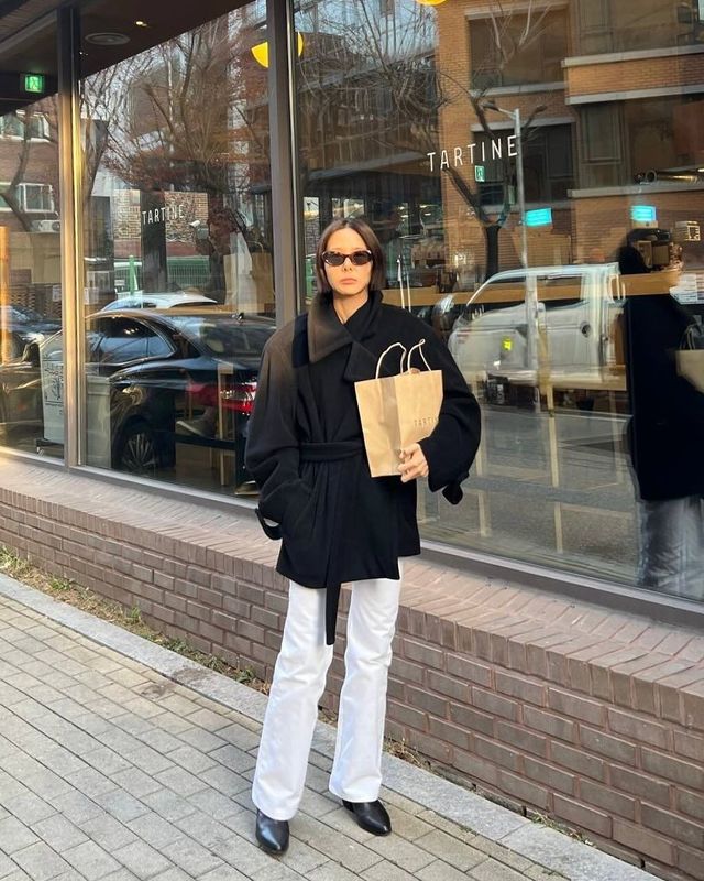 블랙 랩 스타일 숏코트로 시크함 가득한 김나영. 인스타그램 @nayoungkeem