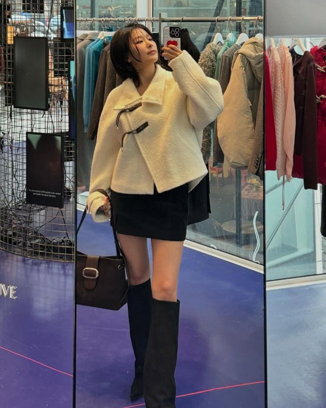 버클 포인트의 아이보리 숏코트를 착용한 슬기. 인스타그램 @hi_sseilgi