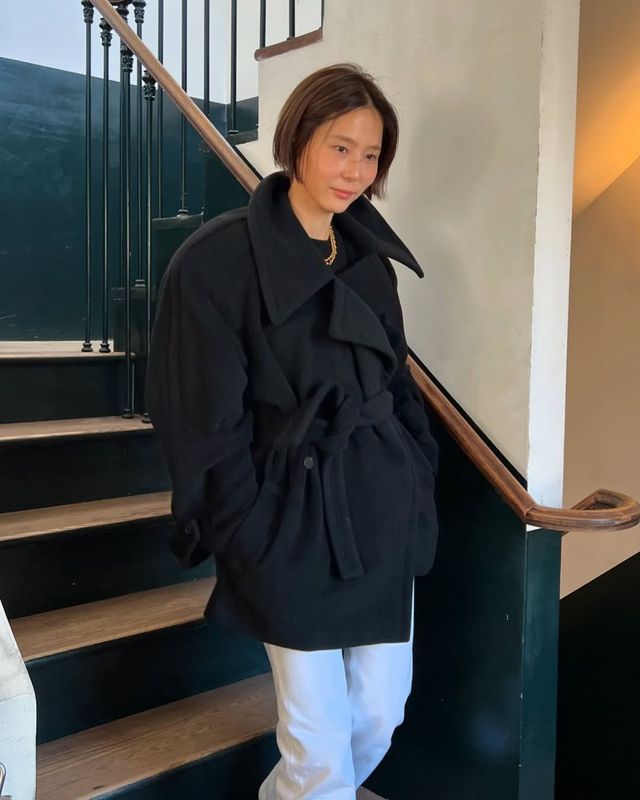 블랙 랩 스타일 숏코트로 시크함 가득한 김나영. 인스타그램 @nayoungkeem