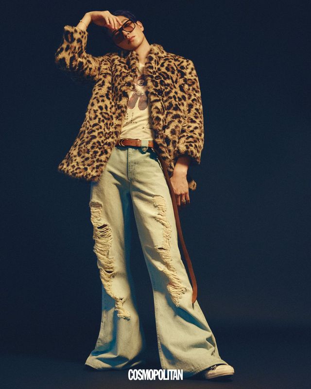 퍼 코트, 티셔츠, 벨트 모두 Coach. 선글라스 Saint Laurent by Anthony Vaccarello. 팔찌, 반지 모두 Buccellati. 스니커즈 Maison Margiela. 데님 팬츠 스타일리스트 소장품.