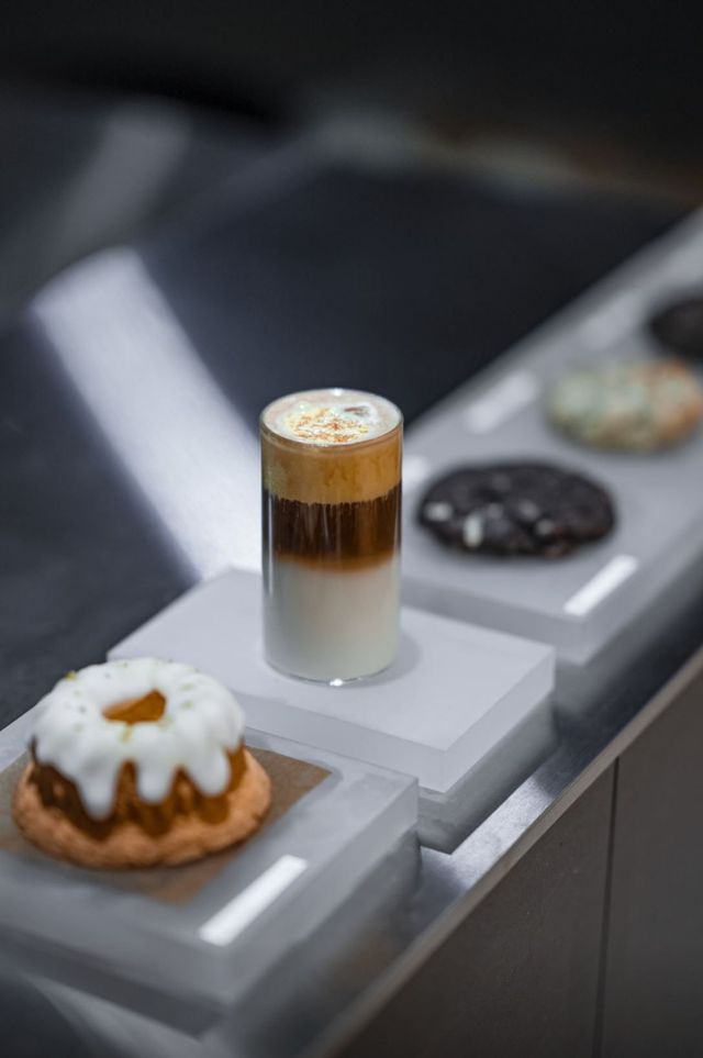 로그커피 가게 내부와 옥수수 아인슈페너. 네이버지도 로그커피 업체 등록 사진