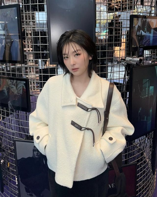 버클 포인트의 아이보리 숏코트를 착용한 슬기. 인스타그램 @hi_sseilgi