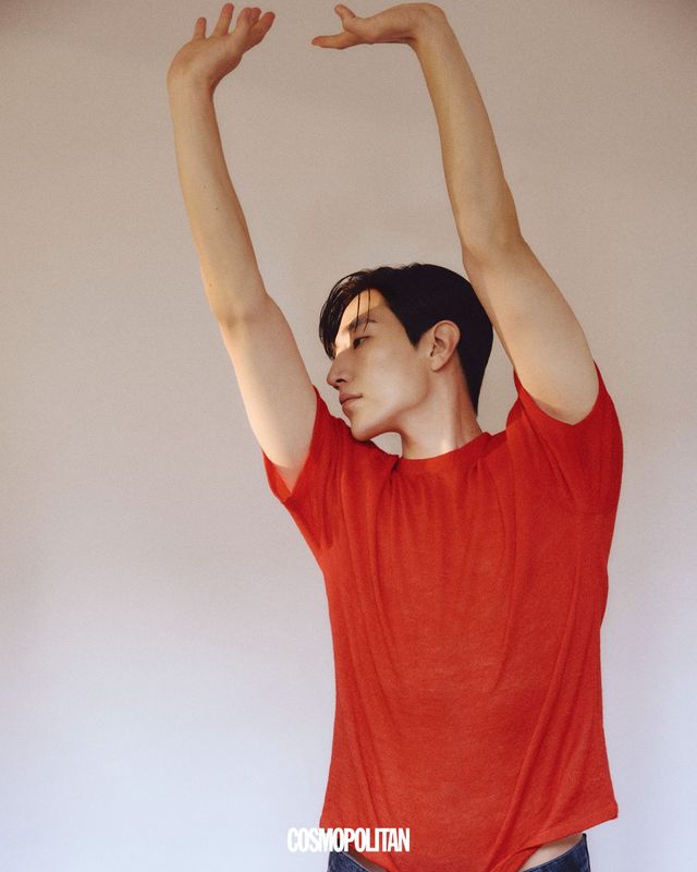 니트 톱 Recto. 데님 팬츠 Dolce&Gabbana. 