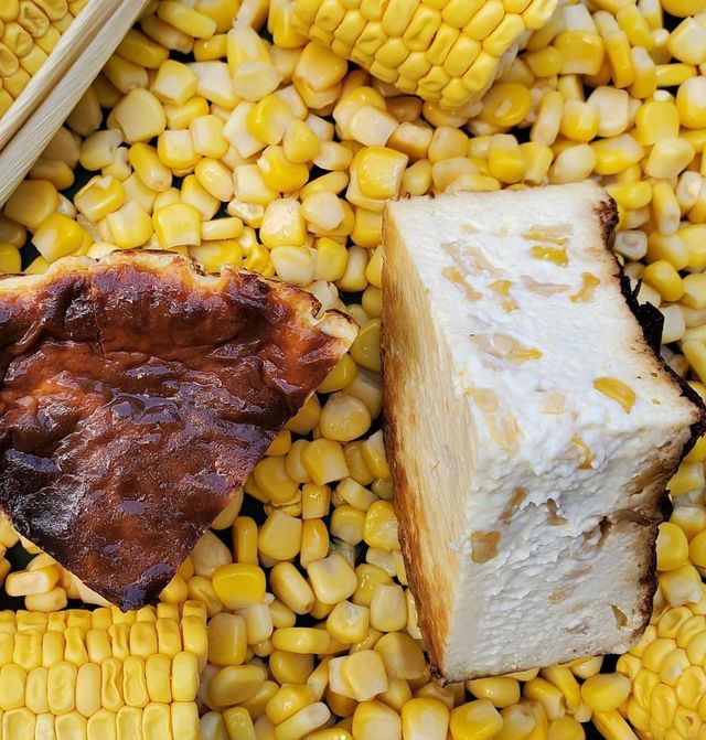 공간갑의 옥수수 바스크 치즈케이크와 바닐라 커스터드 푸딩 빙수. 인스타그램 @cafe_gonggangab_ 