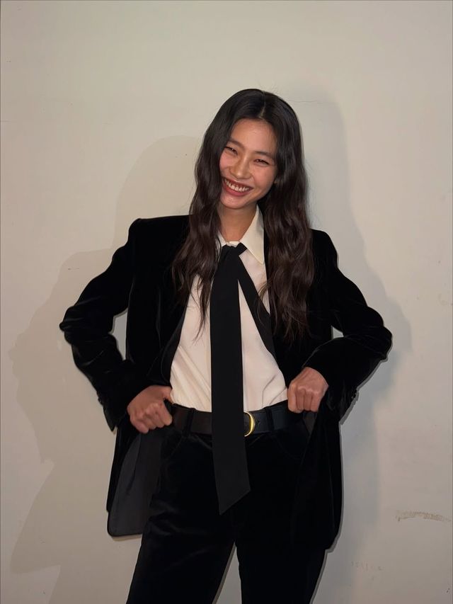 정호연 블랙 턱시도 | 인스타그램 @hoooooyeony