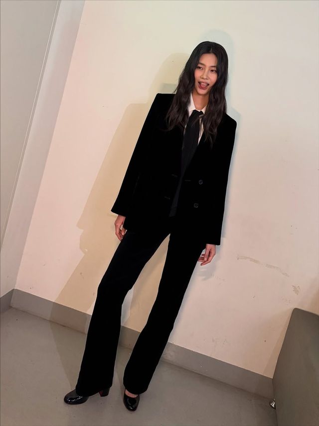 정호연 블랙 턱시도 | 인스타그램 @hoooooyeony