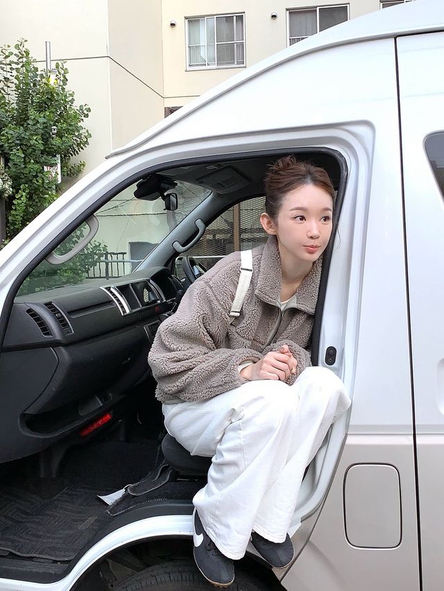 강민경의 그래놀라코어 룩. 인스타그램 @iammingki 