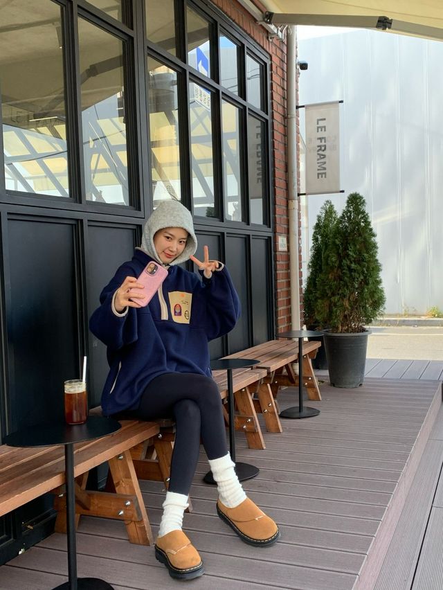 장희령의 그래놀라코어 룩. 인스타그램 @hehehe0