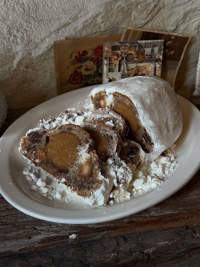 달콤함과 고소함의 밸런스가 좋은 투아투아의 슈톨렌. 인스타그램 @tour_a_tour_ 