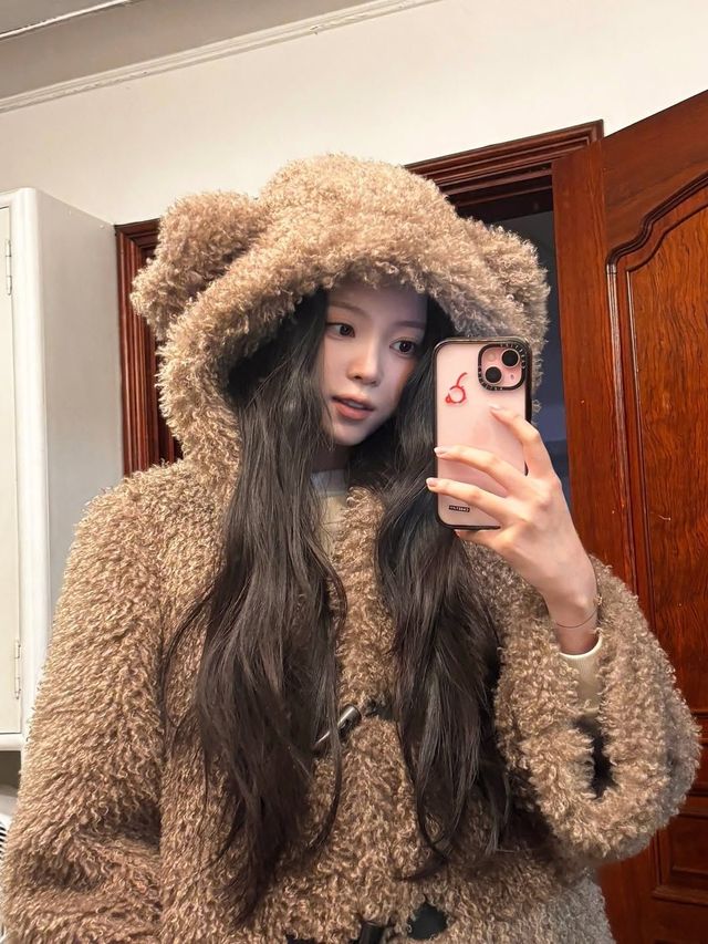 곰돌이 귀 포인트가 있는 더플코트를 착용한 미야오 나린. 인스타그램 @meovv