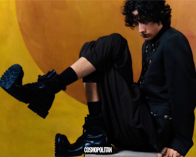 재킷, 팬츠, 슈즈 모두 Comme des Garçons Homme Plus. 반지 본인 소장품.