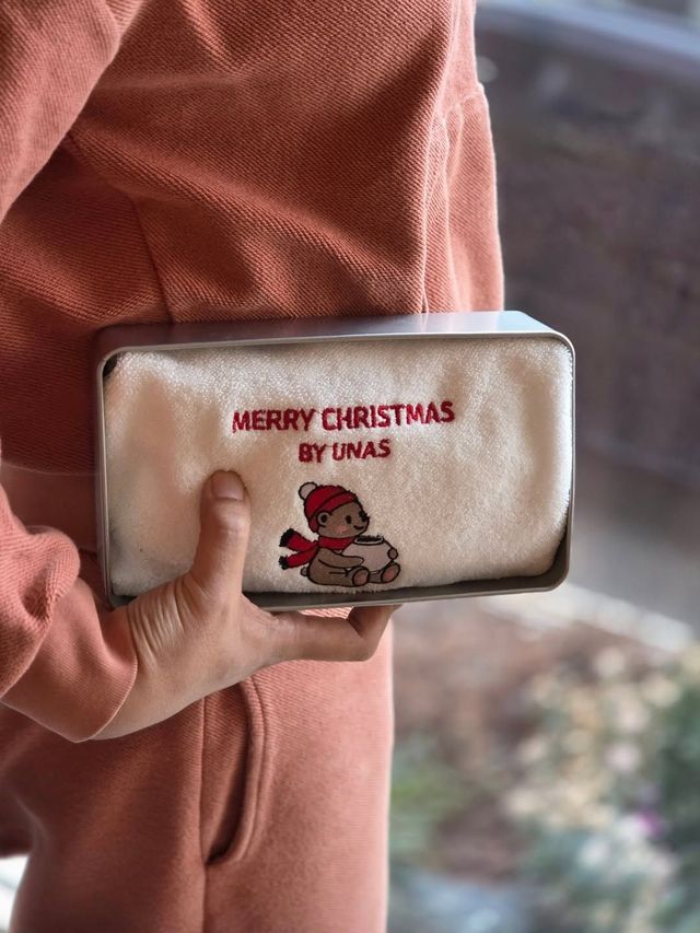 우나스의 슈톨렌을 구매하면 받을 수 있는 크리스마스 특별 패키징. 인스타그램 @unas_seoul