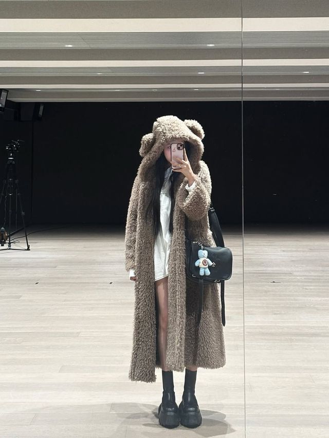곰돌이 귀 포인트가 있는 더플코트를 착용한 미야오 나린. 인스타그램 @meovv