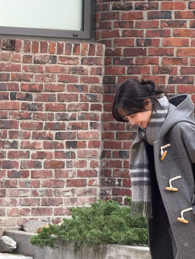 그레이 더플코트로 클래식한 코디를 선보인 박보영. 인스타그램 @boyoung0212_official