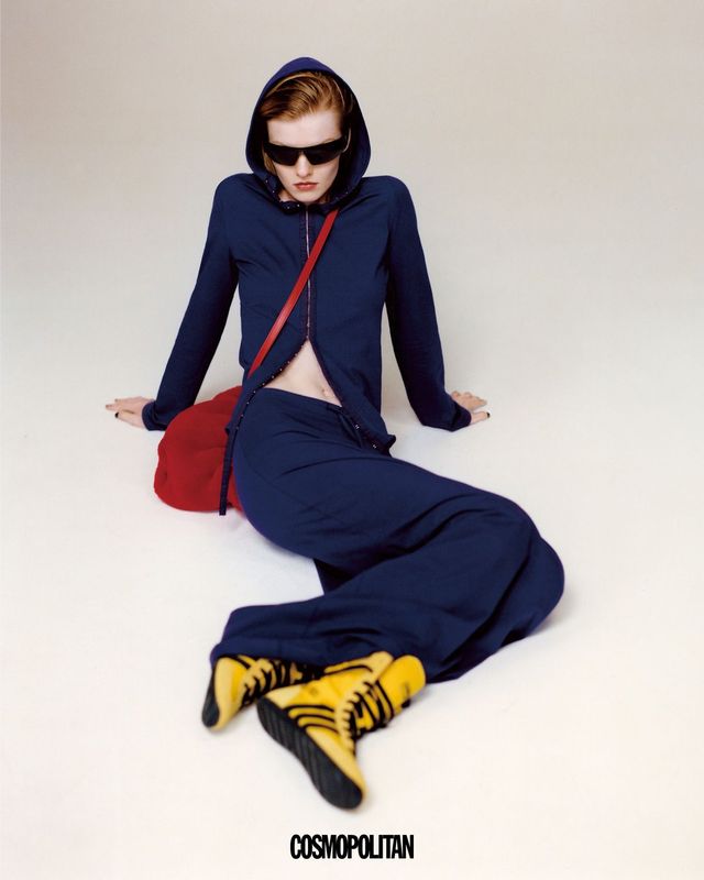 후디, 스커트 모두 Colleen Allen. 선글라스 Gucci. 퍼 백 Ferragamo. 스니커즈 Adidas. 