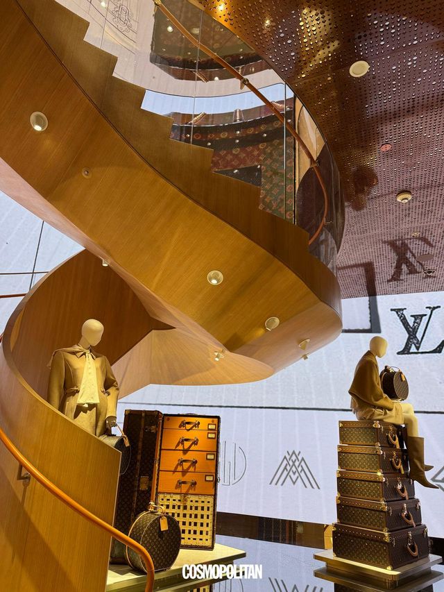 매장 입구와 계단 장식