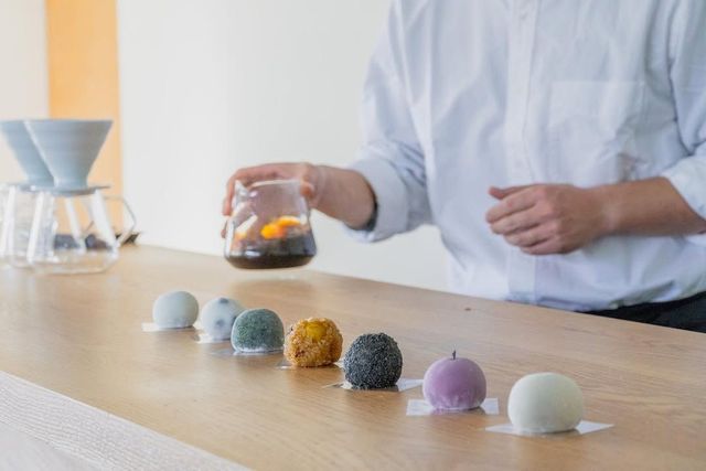 다양한 맛의 찹쌀떡과 함께 브루잉 커피를 즐길 수 있는 자하 서울. 인스타그램 @jaha_seoul