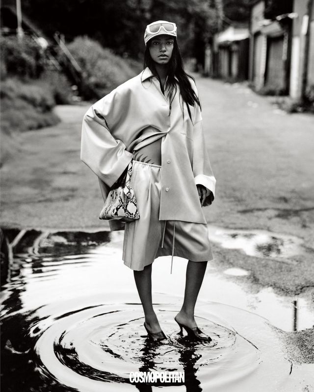 레더 재킷, 버뮤다팬츠 모두 Calvin Klein Collection. 모자, 선글라스 모두 Gucci. 백, 뮬 모두 Khaite.