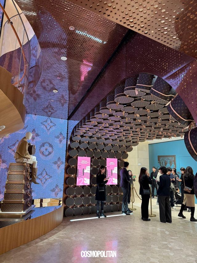 매장 입구와 계단 장식