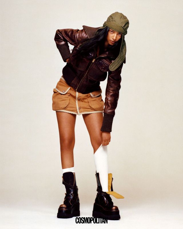 레더 보머 재킷 Coach. 미니스커트, 부츠 모두 R13. 모자, 양말 스타일리스트 소장품.