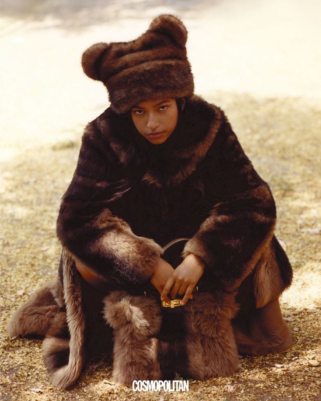 퍼 코트, 퍼 숄더백 모두 Fendi. 퍼 모자 Marc Jacobs. 