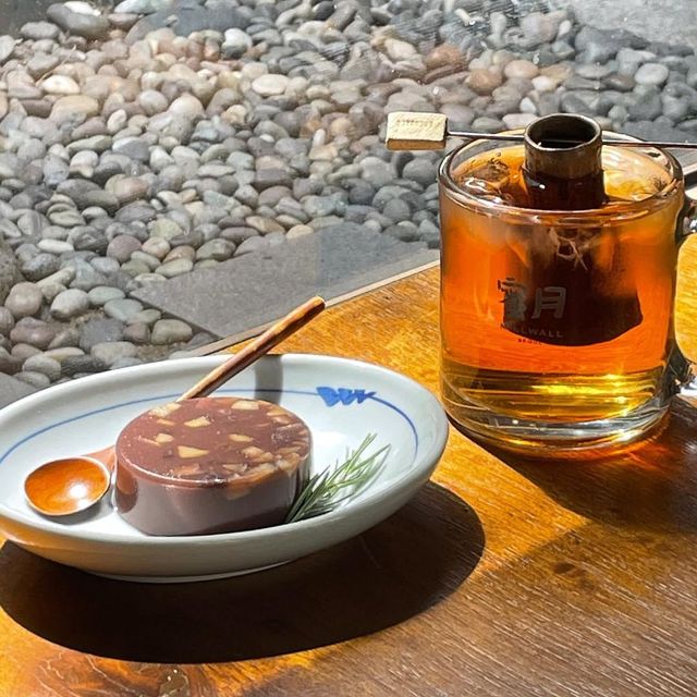 차와 함께 물양갱, 말차통통 등 개성있는 팥 디저트를 맛볼 수 있는 밀월. 인스타그램 @millwall_tea