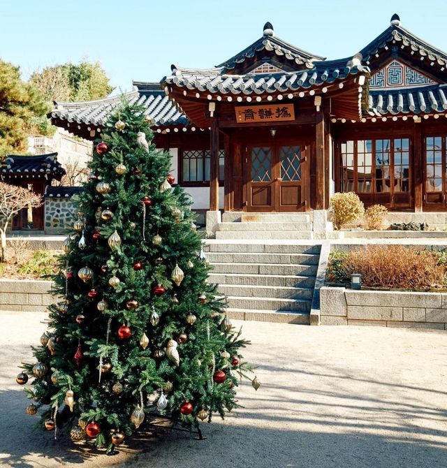 로우루프에서 보이는 뷰와 크리스마스 쿠키. 인스타그램 @cafe_lowroof