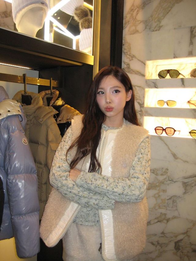 나연의 뽀글이 조끼 룩. 인스타그램 @nayeony