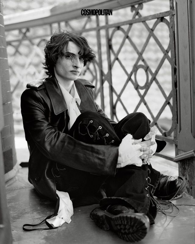 코트, 베스트, 프릴 셔츠, 팬츠, 부츠 모두 Ann Demeulemeester by Depop.