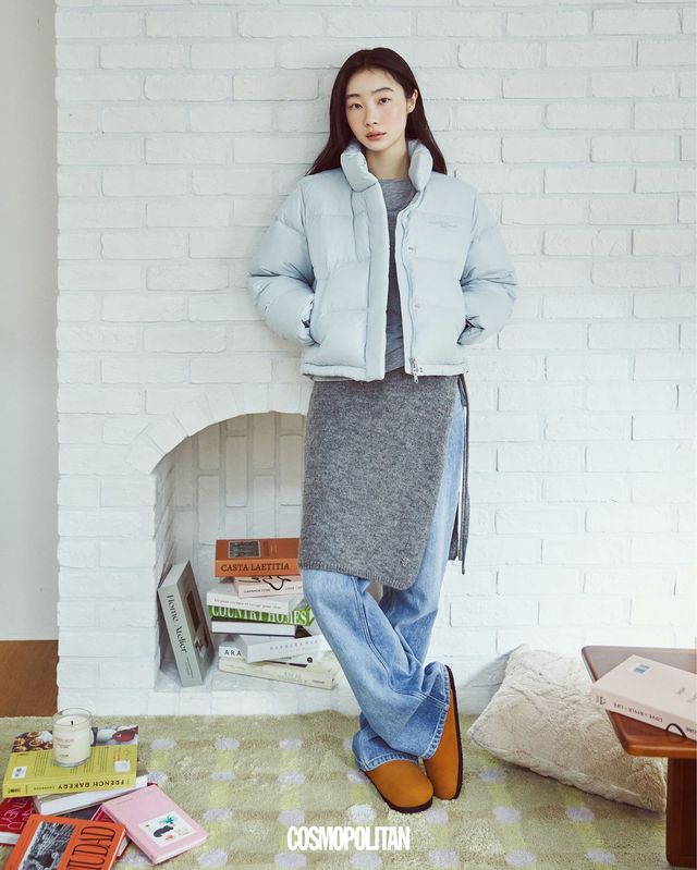 크롭트 다운 재킷 25만9천원, 레이어드 톱 5만9천원, 니트 스커트 6만9천원, 데님 팬츠 14만9천원, 스웨이드 클로그. 15만9천원 모두 Marithé François Girbaud.