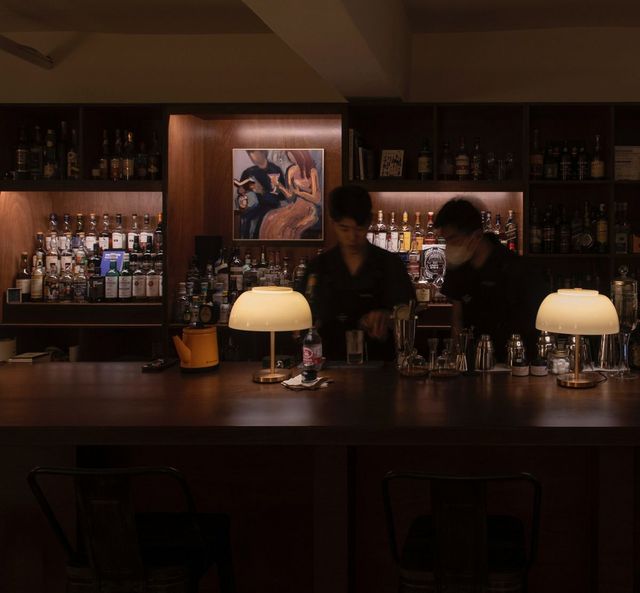 혼자라면 더 환영받는 장소인 책바에서는 다양한 책과 함께 위스키, 칵테일을 즐길 수 있다. 사진 네이버 지도 책바 업체 등록 사진