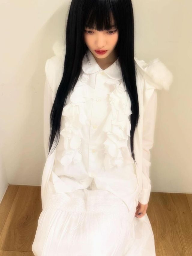 풀뱅 흑발 생머리에 레드 립을 매치한 닝닝. 인스타그램 @imnotningning