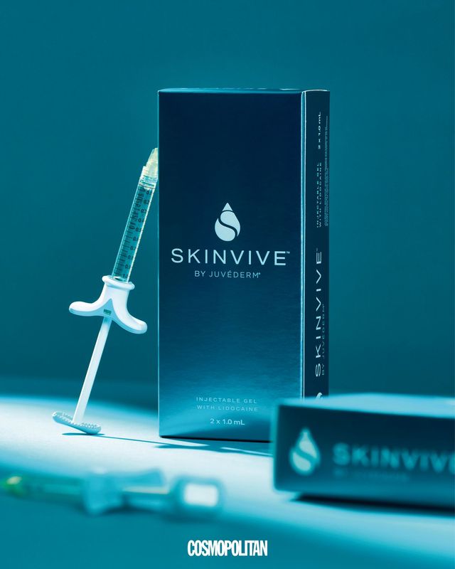 스킨바이브® by 엘러간 에스테틱스 히알루론산을 기반으로 피부 속 수분 흐름을 정돈해 미세 주름과 거친 결을 차분히 다듬어주는 차세대 스킨부스터. 입자가 세밀하게 퍼져 얼굴 전체에 자연스러운 광과 밀도를 채우는 것이 특징이다. 스킨 주사 가운데 최초로 FDA 승인을 받은 제품으로, 안정성과 효과를 갖춘 메디컬 에스테틱의 핵심 아이템으로 꼽힌다.