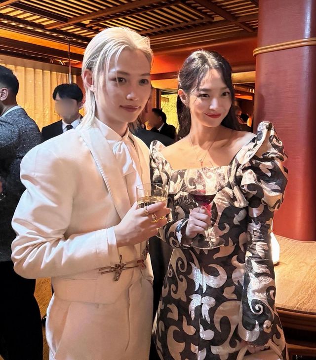 신민아의 사랑스러운 레드 립 메이크업. 인스타그램 @illusomina