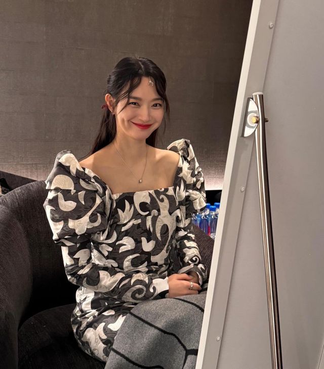 신민아의 사랑스러운 레드 립 메이크업. 인스타그램 @illusomina