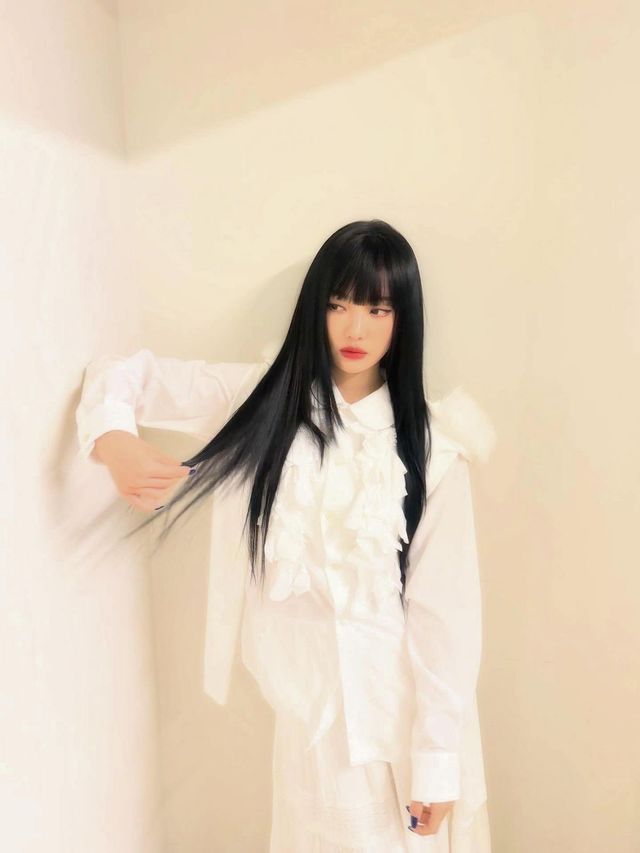 풀뱅 흑발 생머리에 레드 립을 매치한 닝닝. 인스타그램 @imnotningning