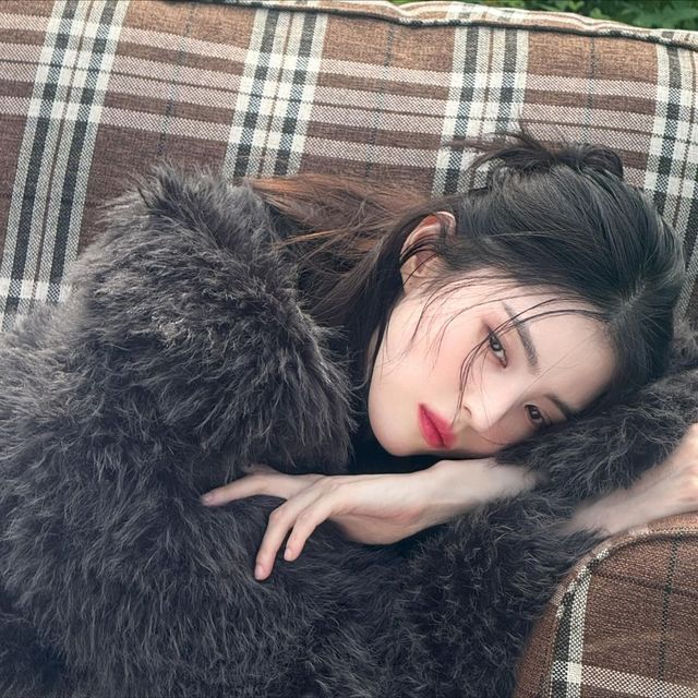 한소희의 레드 립 룩. 인스타그램 @xeesoxee