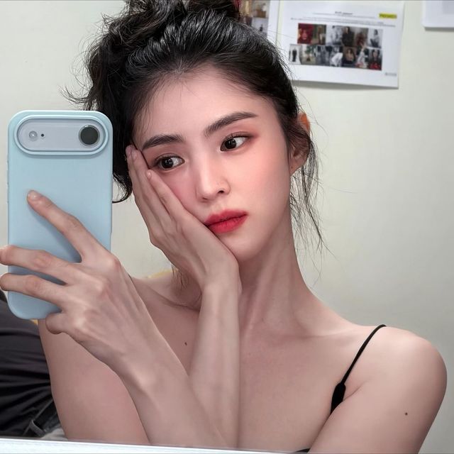 한소희의 레드 립 룩. 인스타그램 @xeesoxee