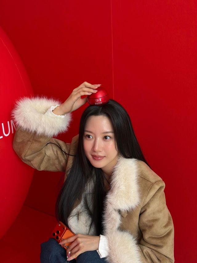 퍼를 강조한 시어링 재킷을 입은 문가영. 인스타그램 @m_kayoung