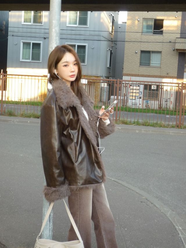 브라운 퍼 트리밍 아우터를 착용한 강민경. 인스타그램 @iammingki 