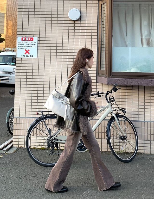 브라운 퍼 트리밍 아우터를 착용한 강민경. 인스타그램 @iammingki