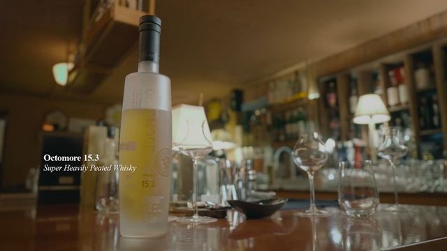 이청아의 최애 위스키바, 위스키 | 출처 유튜브 〈MOCA 이청아〉