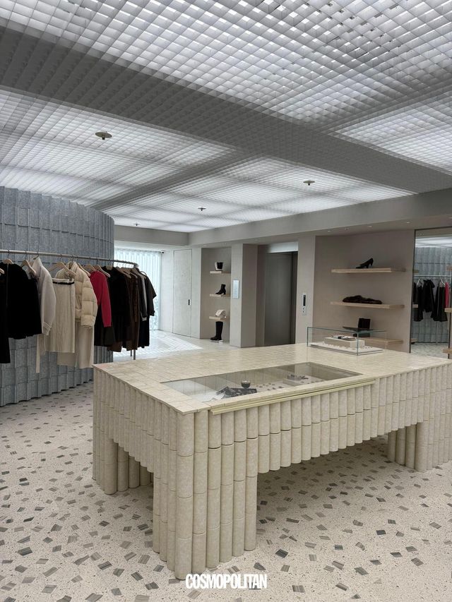 다양한 컬렉션은 물론, 인테리어와 집기 소재마저 감성이 충만했던 타임 플래그십 스토어. 