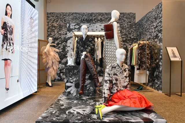 비이커 청담점에서 진행된 '제이든 초' 전시